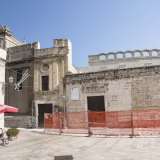 Il nostro viaggio parte dalla fine della Muraglia, l� dove si staglia il muro perimetrale del complesso, con la particolare balaustra superiore ad arcate (foto di Gennaro Gargiulo)